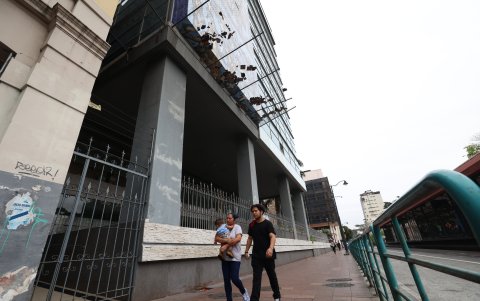 Malla. Una malla fue colocada abajo del mural para evitar que los fragmentos que se desprenden caigan a la acera.