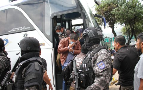 Metástasis. Uno de los acusados en operación ejecutada por la Fiscalía y la Policía tapa su rostro, días atrás.