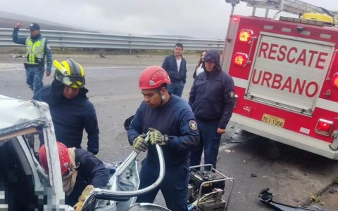 Personal de rescate acudió al sitio para extraer el cuerpo de la religiosa, que quedó atrapado en el carro.
