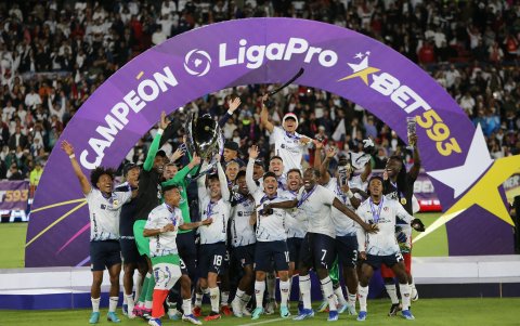 Jugadores de LDU Quito celebran hoy el campeonato de la Liga Pro ecuatoriana tras vencer en la final a Independiente del Valle
