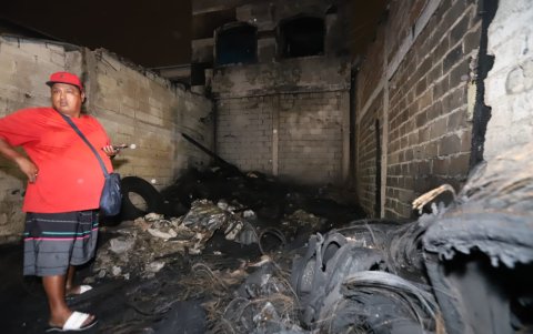 Una vivienda incendiada que servía como bodega de llantas.