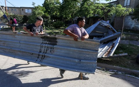 El temporal de lluvia y fuertes vientos que azotó a la capital de Argentina y a diversas ciudades de la provincia de Buenos Aires ha provocado la muerte de 14 personas.
