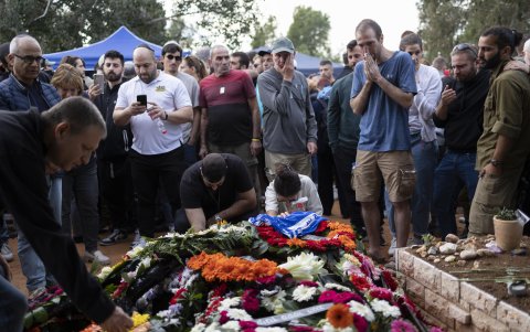 Familiares y amigos asisten al funeral de Alon Shamriz, uno de los tres rehenes asesinados por el ejército israelí en Gaza, en Shefayim (Israel), este 17 de diciembre de 2023.