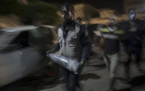 Un ingeniero de explosivos retira el proyectil del lugar del ataque al Hospital Nasser en Khan Yunis, al sur de la Franja de Gaza, el 17 de diciembre de 2023, tras un ataque de artillería israelí.