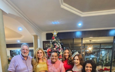 La pareja con un grupo de comunicadores.