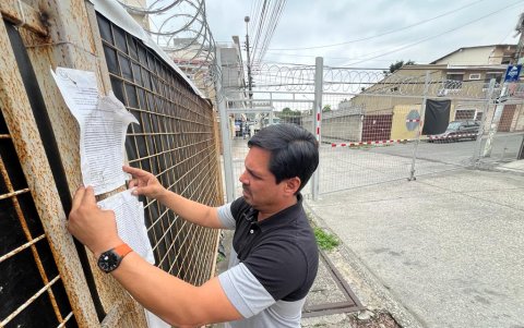 Urdenor. Rory Sangster muestra las notificaciones que recibieron los propietarios de las viviendas para el retiro de las rejas.