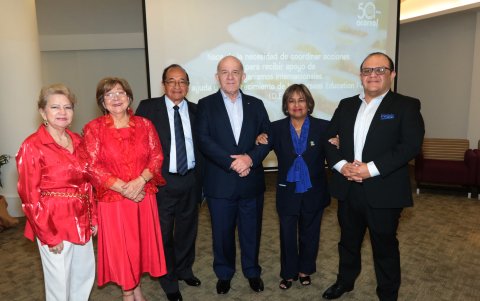 Marlene de Armijos, Irene de Vera, Manuel Vera, Antonio Sánchez, Blanca de Sánchez y Bruno Sánchez.