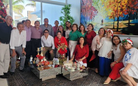 Veintiocho excompañeros, algunos con sus respectivas parejas, decidieron reunirse en un almuerzo para festejar estas fechas.