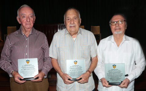 Homenajeados. Tres exdocentes fueron galardonados.