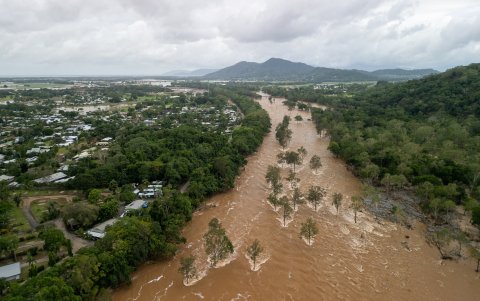 Vista aérea de las inundaciones en Lake Placid en Cairns, Queensland, Australia, este lunes. Los residentes del extremo norte de Queensland se están preparando para más lluvias y nuevas inundaciones.
