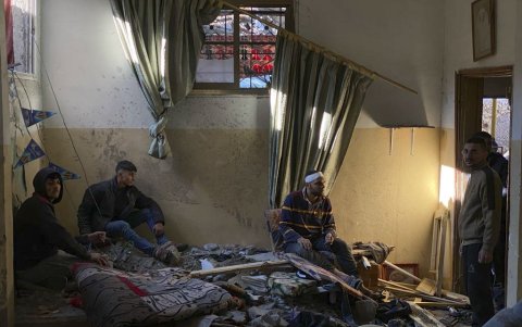 Un grupo de personas revisan entre los restos de una casa en busca de sobrevivientes tras los bombardeos de la madrugada de este martes.