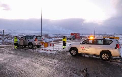 La policía bloquea una carretera y asegura el perímetro después de una erupción volcánica cerca de la ciudad de Grindavik, península de Reykjanes, Islandia, 19 de diciembre de 2023.