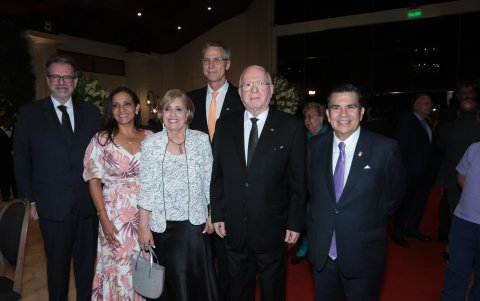 José Ignacio Mariátegui, Griselda Cortés, Esmeralda de Parodi, Egbert Jakob, Xavier Simon y Carlos Estarellas.