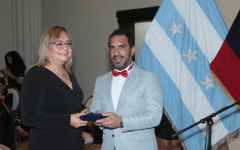 Glenda Avilés entrega un reconocimiento a Manuel Pardo, cónsul de Panamá.