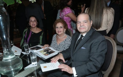 Mónica Isaías, Julieta Isaías de Simon y Pedro Isaías.