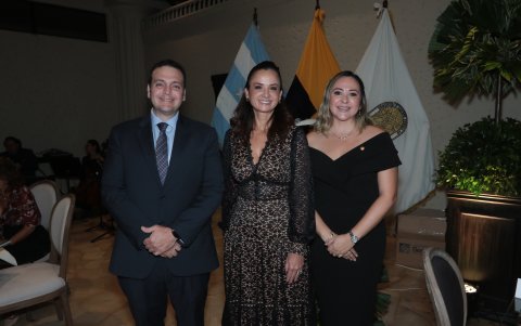 Gabriel Bitar, Marcela Aguiñaga y Cristina Figueroa de Bitar.