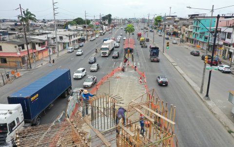 Debido a la construcción de un puente en la avenida 25 de Julio que conecta con la Floresta, se cerró un carril de servicio, pero también se utiliza la mitad de los centrales.