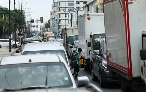 La lentitud del tráfico se siente desde la calle Eloy Alfaro hasta la calle Colón y todo el cuadrante del sector de la bahía.