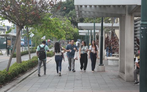 La alternativa para quienes no quieren endeudarse es inscribirse a instituciones públicas.