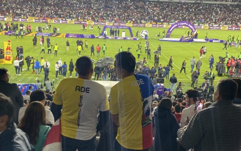 Los colores de Aucas de un lado y los de la bandera de Haití, en honor a Adé, del otro, lucieron Padilla (d) y su primo Giovanny Ayerve, quien lo acompañó a las gradas del estadio Rodrigo Paz.