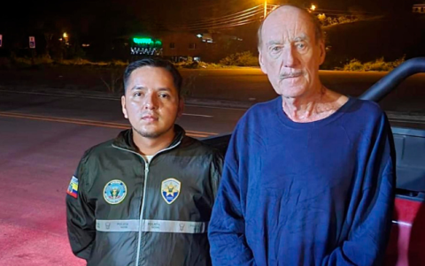 Fotografía cedida por la Policía de Ecuador de Colin Armstrong (d) luego de su liberación.