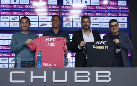 Javier Gandolfi (segundo desde la derecha) durante su presentación como DT rayado.