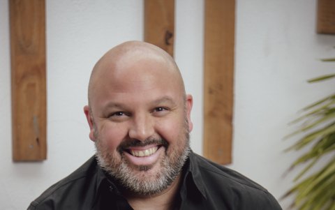 El negro y el azul son sus colores favoritos en sus prendas de ropa.