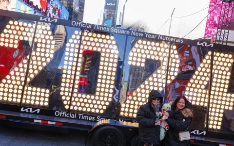 Personas se toman fotografías con los números gigantes de '2024' en Times Square, en Nueva York (EE.UU.), este 20 de diciembre de 2023.