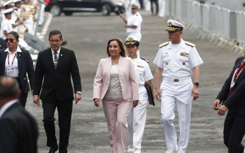 La presidenta de Perú, Dina Boluarte (c), durante el acto de despedida de una expedición peruana hacia Antártida, hoy, en Lima (Perú).