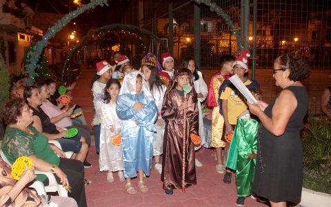 Celebración. Quince niños recrearon un nacimiento viviente en la ciudadela Sauces 4. Junto a sus vecinos interpretaron villancicos.