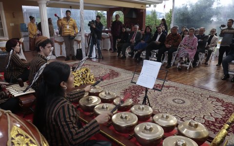 El gamelán es un conjunto de instrumentos musicales de percusión y cuerda de origen javanés. Es una de las formas de música tradicional más importantes de Indonesia y se ha utilizado durante siglos en ceremonias, festivales y otras ocasiones especiales.