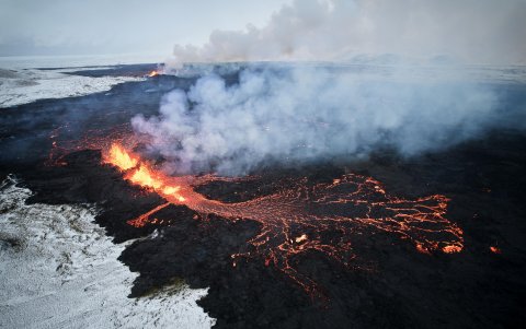 Fotografía aérea tomada con un drone muestra lava y humo saliendo de una fisura volcánica durante una erupción cerca de la ciudad de Grindavik, en la península de Reykjanes (Islandia).