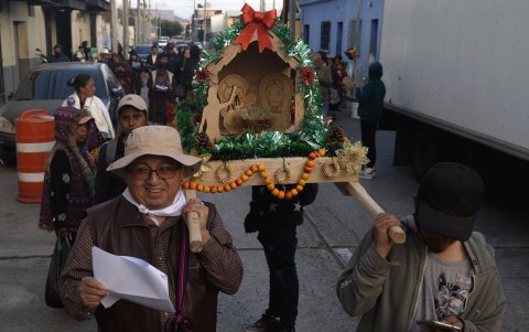 Un grupo de guatemaltecos participa en una posada navideña contra la corrupción para exigir el 