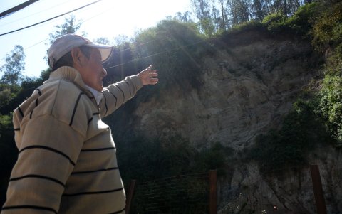 Vecinos están preocupados porque existen zonas que son propensas a deslizamientos y por la carga vehicular y el clima se convierten en peligro constante.