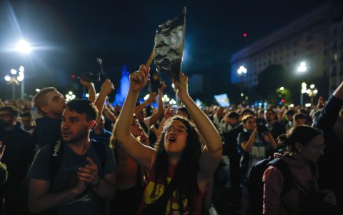 Una mujer golpea una olla durante una manifestación contra las medidas anunciadas por el presidente Javier Milei, que empezó en la noche de este miércoles.