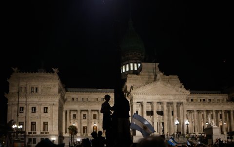 Docenas de personas participan en una manifestación contra las medidas anunciadas por el presidente Javier Milei, frente al Congreso de la Nación en Buenos Aires (Argentina).