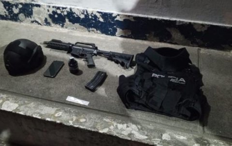 Entre las evidencias halladas en poder del detenido, Manuel Gamboa (círculo), están un fusil, una granada y un chaleco de la Policía