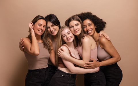 Para usar colores que no van de acuerdo con su tono de piel juegue con sus accesorios