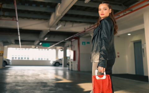 las botas, los vestidos frescos, las faldas y los chalecos son parte de sus prendas favoritas