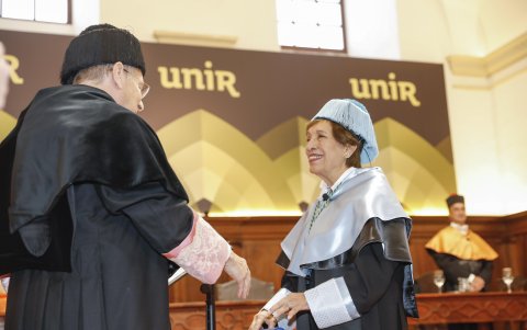 Momento en que le entregan el reconocimiento en la universidad UNIR