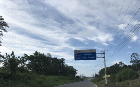 Arteria. Una de las carreteras del norte de Esmeraldas, con casi nada de tránsito, afectada por las ‘vacunas’.