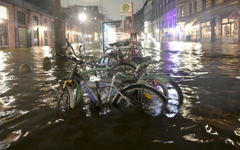 Alemania ha elevado alertas meteorológicas amarillas para los días 21 y 22 de diciembre a medida que la tormenta Zoltan se mueve sobre el Mar del Norte, trayendo vientos huracanados y lluvias fuertes.