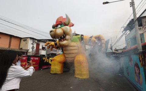 Figuras. El personaje Bowser de la película 'Mario Bros' ya recibe visitas en las calles Capitán Nájera y 20.