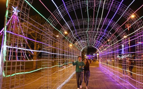 Personas pasean por ciertas zonas de la capital