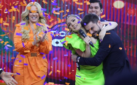 Emi y Carlos celebran el anuncio.