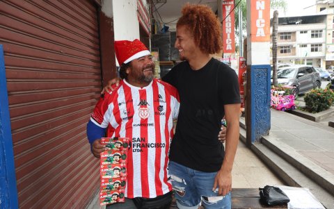 Davis mandó a hacer una camiseta para su querido padre.