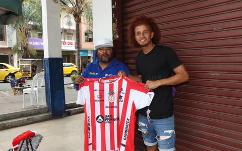 Gran recuerdo del 2023, la camiseta de Técnico Universitario para papá.