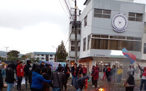 Socios, trabajadores e hinchas se manifestaron, pero terminó en desmán.