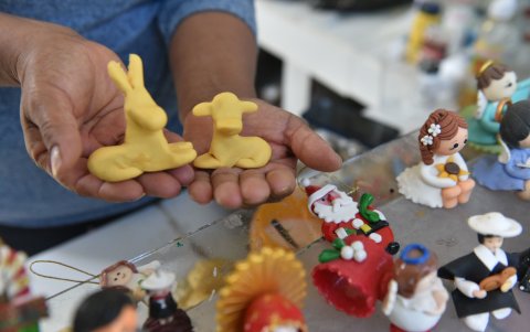 El mazapán se elabora con harina, maicena y agua. Se le da forma a la masa, y tras secarlo, se lo pinta y decora. Es un material frágil.