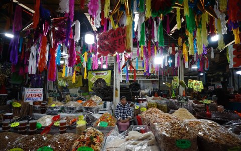 A los mexicanos siempre les gusta la fiesta,  aunque los precios estén más caros, buscan la forma para comprar las posadas y hacer la celebración, que dicen es una tradición.